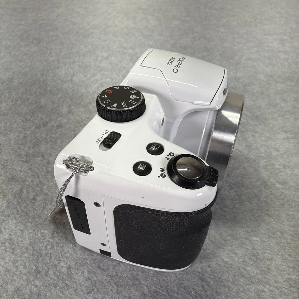 Kodak PIXPRO AZ252 25x Zoom Bridge Camera White For Parts Does Not Turn On